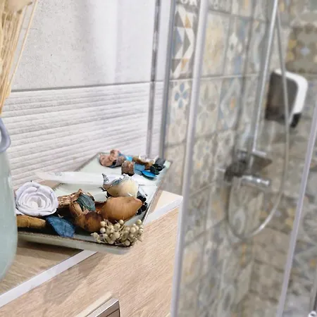 Chic, Sunny And Cozy One Bedroom Bliss Apartament Warna