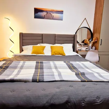 Chic, Sunny And Cozy One Bedroom Bliss Apartament
