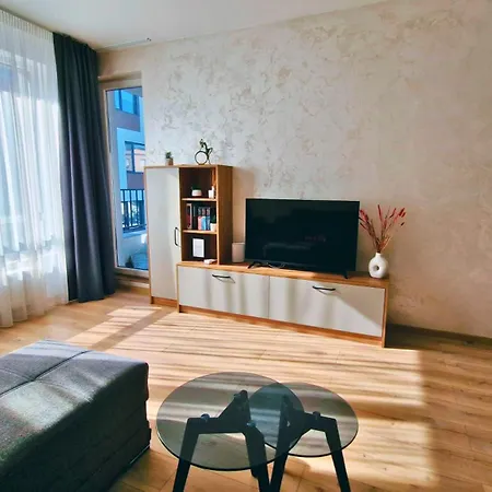 Апартамент Modern With Free Parking And Balcony