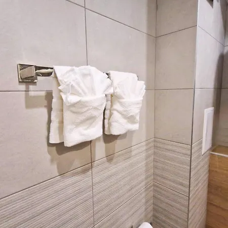 Modern With Free Parking And Balcony *