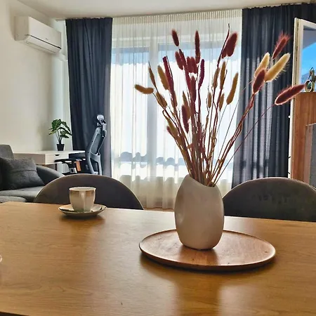 Апартамент Modern With Free Parking And Balcony *